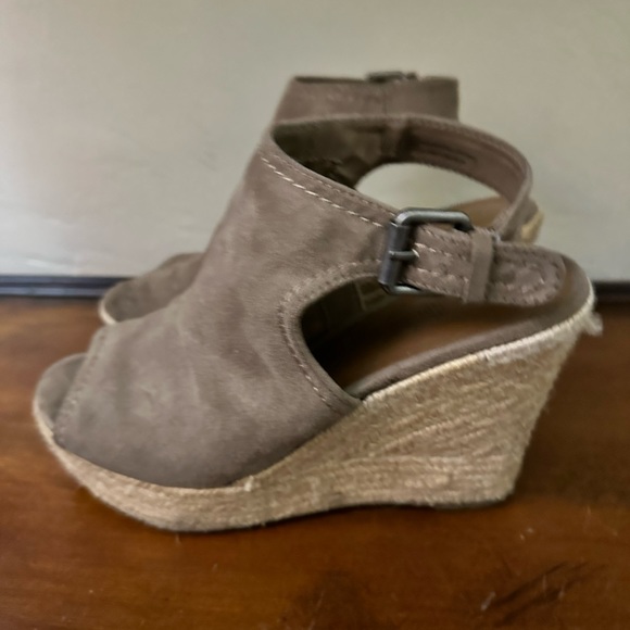 Universal Threads Wedges - Picture 5 of 7